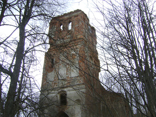 Ruiny gotycko-renesansowego kocioa ewangelickiego z lat 1695-1710 w Mieruniszkach, spalonego w 1945, woj. podlaskie, Polska 