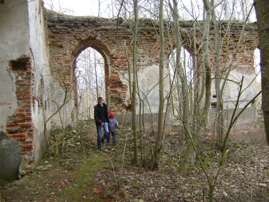 Ruiny gotycko-renesansowego kocioa ewangelickiego z lat 1695-1710 w Mieruniszkach, spalonego w 1945, woj. podlaskie, Polska