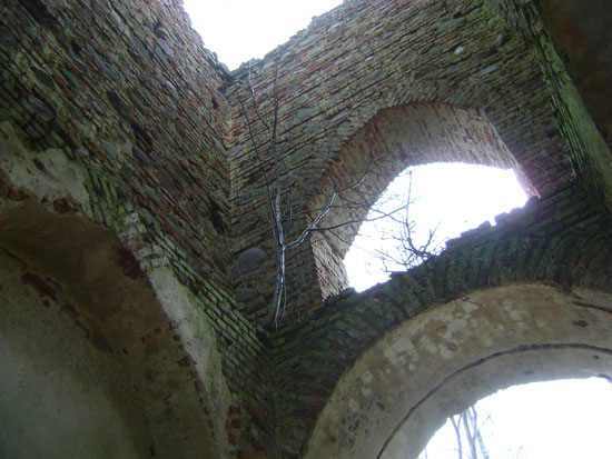 Ruiny gotycko-renesansowego kocioa ewangelickiego z lat 1695-1710 w Mieruniszkach, spalonego w 1945, woj. podlaskie, Polska
